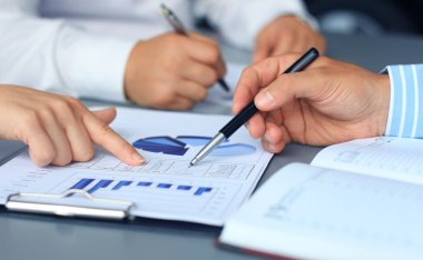 grafikleri analiz ve not alma tanınmaz halde bir iş kişi