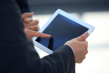 Dijital tablet tutan işadamı