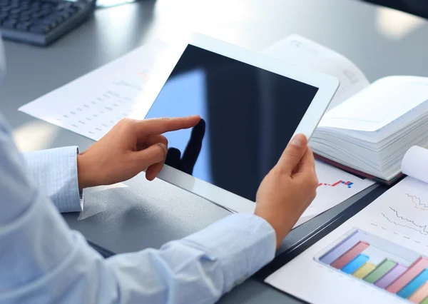 Dedo de empresaria apuntando a la pantalla de una tableta-PC — Foto de Stock