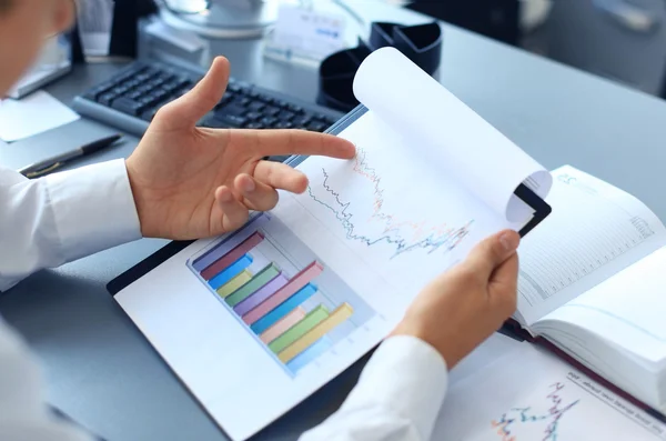 Nahaufnahme von Diagrammen und Diagrammen, die von Geschäftsleuten analysiert wurden — Stockfoto