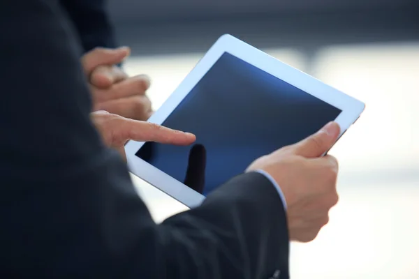 Uomo d'affari in possesso di tablet digitale — Foto Stock