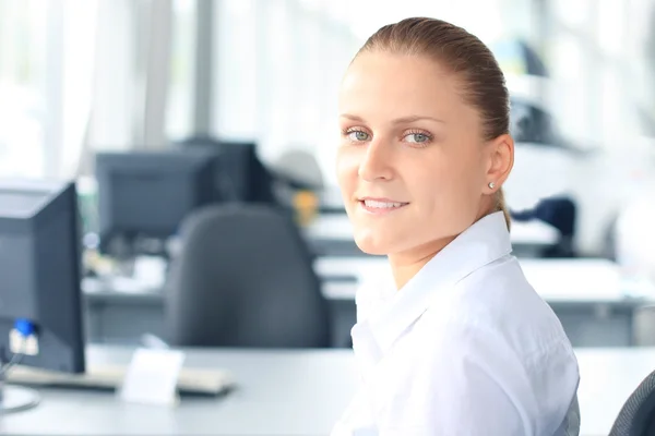 Ett porträtt av en ung affärskvinna i ett kontor — Stockfoto