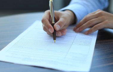iş kadını ofiste iş not alma