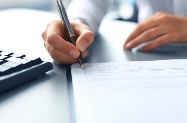 imza sığ odaklı bir sözleşme imzalayarak office masada oturan iş kadını