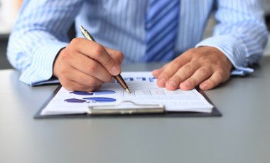 grafikler ve işadamı tarafından analiz yakın çekim