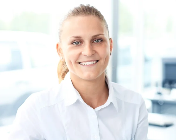 A portrait of a young business woman in an office — Stock Photo, Image