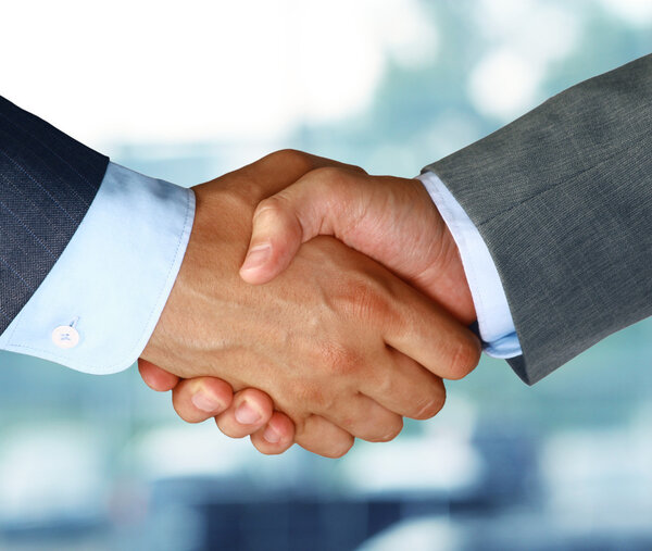 Закрытие делового рукопожатия между двумя коллегами
