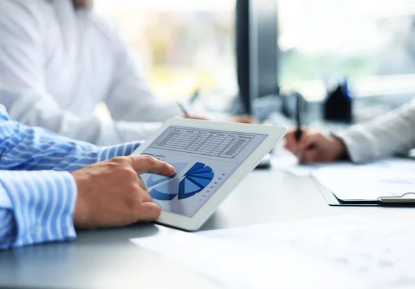 Afbeelding van menselijke hand wijzend op touchscreen in werkomgeving op vergadering — Stockfoto