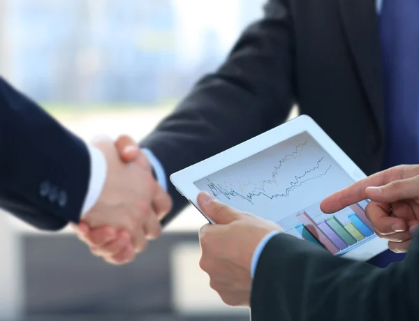 Zakenpartners handen schudden in office — Stockfoto