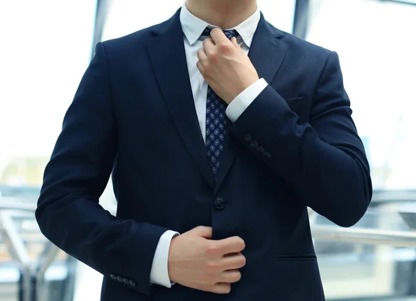 Podnikatel upravuje kravatu — Stock fotografie
