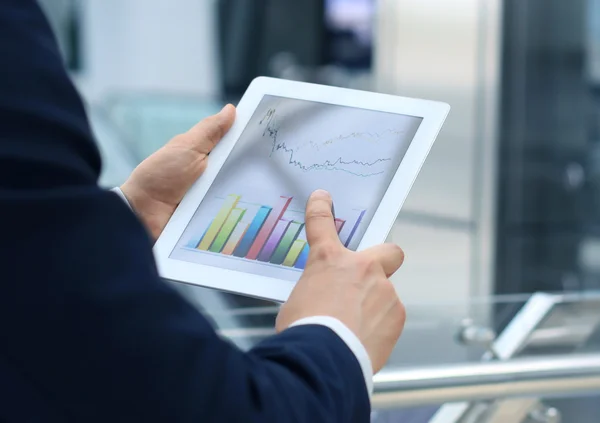 Bedrijfspersoon analyseren van financiële statistieken weergegeven op de Tablet PC-scherm — Stockfoto
