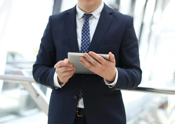 Midsection бизнесмена, использующего цифровой планшет в офисе — стоковое фото