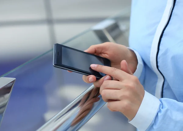 Close up de uma mulher de negócios usando telefone inteligente móvel — Fotografia de Stock