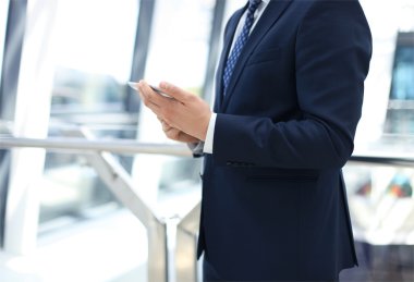 midsection dijital tablet kullanma office iş adamı