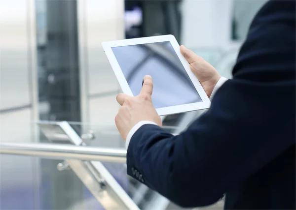Brzuch biznesmena za pomocą cyfrowego tabletu w biurze — Zdjęcie stockowe