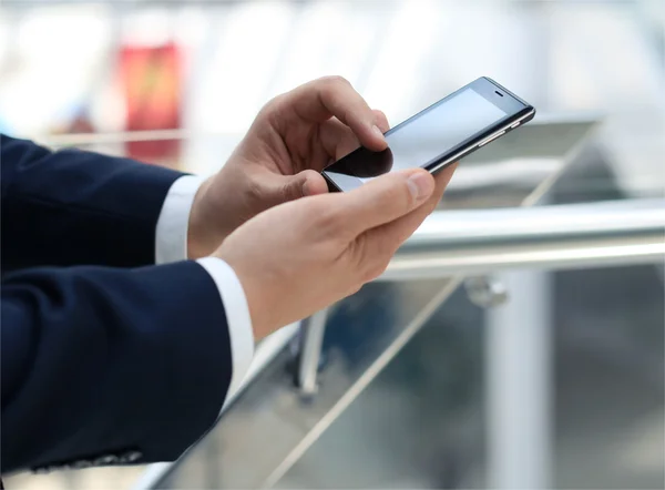 Primer plano de un hombre de negocios que usa un teléfono inteligente móvil —  Fotos de Stock