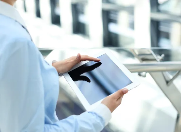 Biznes kobieta pracuje z tabletem cyfrowym w nowoczesnym biurze — Zdjęcie stockowe