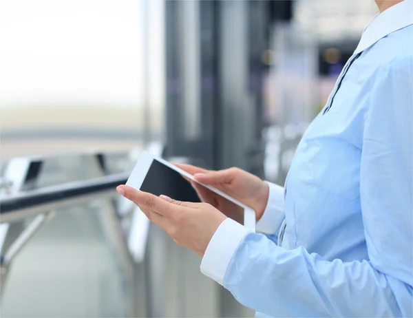 Zakelijke vrouw werkt met een digitale tablet op modern kantoor — Stockfoto