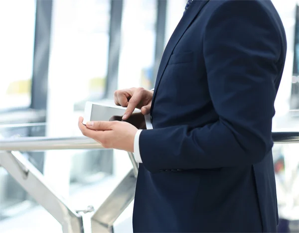 Buik van zakenman digitale Tablet PC gebruiken in office — Stockfoto