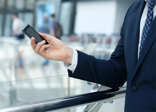 Närbild på en affär besätta med hjälp av smarta mobiltelefon — Stockfoto