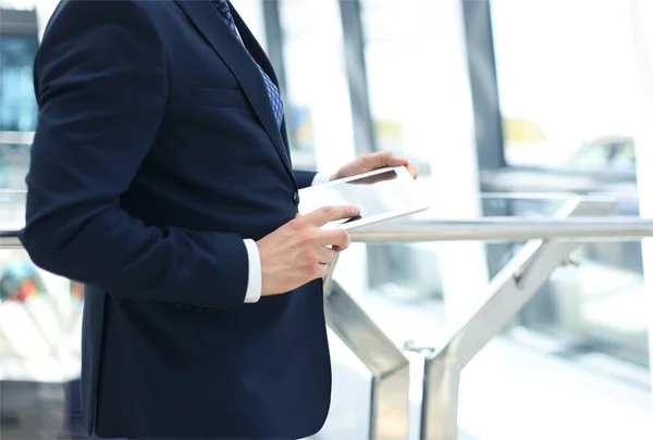 Buik van zakenman digitale Tablet PC gebruiken in office — Stockfoto