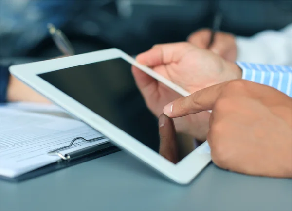 Unternehmensberater, der Finanzzahlen analysiert, die den Fortschritt in der Arbeit des Unternehmens kennzeichnen — Stockfoto