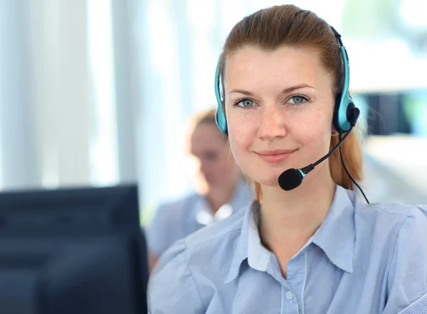 Operadora de atención al cliente femenina con auriculares y sonrisa — Foto de Stock