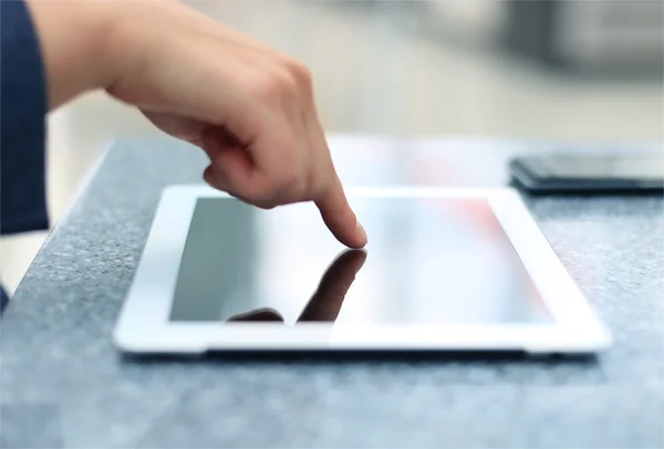 Kobieta ręką dotykając ekranu na nowoczesny cyfrowy Tablet. — Zdjęcie stockowe