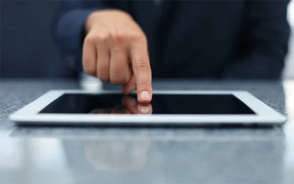 Kadın el modern dijital tablet PC ekran dokunaklı. sığ derinliği alan odak üstünde parmak ile yakın çekim yansıma. — Stok fotoğraf