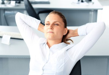 oturma ve ofis içinde dinlenme gülümseyen kadın portresi