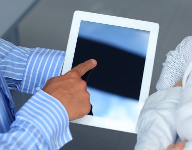 closeup iki modern iş insanlar dijital tablet ile çalışma