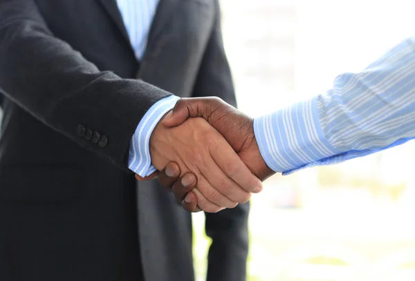 Närbild av en business hand skaka mellan två kollegor — Stockfoto
