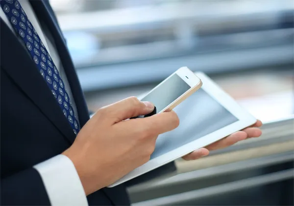 Geschäftsmann arbeitet mit modernen Geräten — Stockfoto