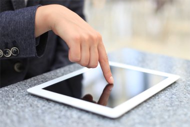 modern dijital tablet pc ekranda dokunmadan kadın eli