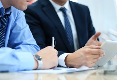 consulente aziendale, analizzando i dati finanziari