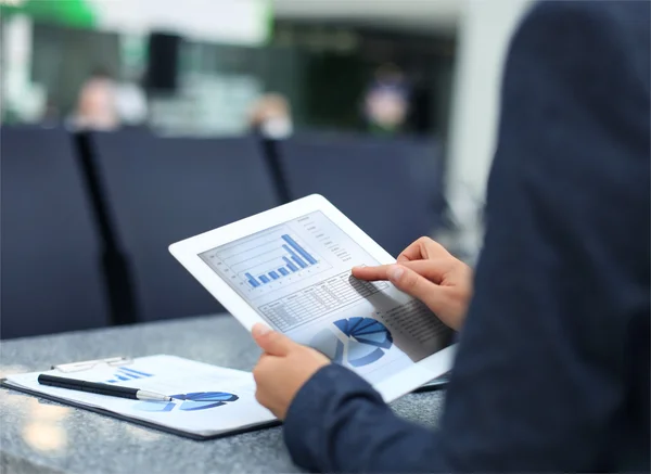 Üzleti személy pénzügyi statisztikák elemzése — Stock Fotó