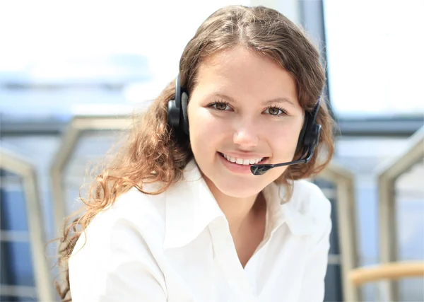 Bonito jovem operador de call center feminino — Fotografia de Stock