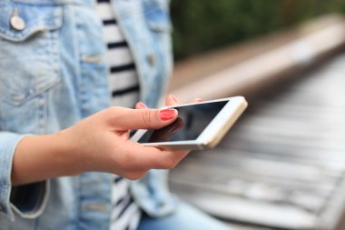 Akıllı cep telefonu kullanan bir kadına yakınlaş