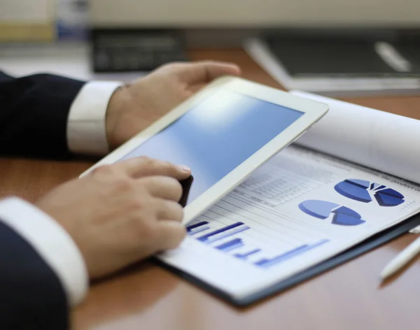 Mittelteil der Geschäftsleute mit digitalem Tablet im Büro — Stockfoto