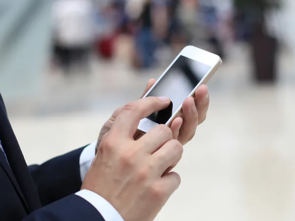 Närbild på en affär besätta med hjälp av smarta mobiltelefon — Stockfoto