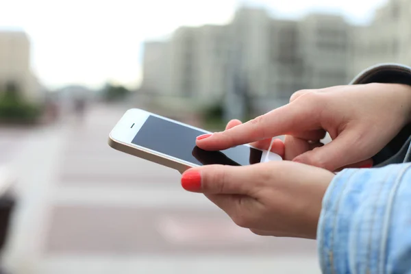 Primer plano de una mujer usando un teléfono inteligente móvil — Foto de Stock