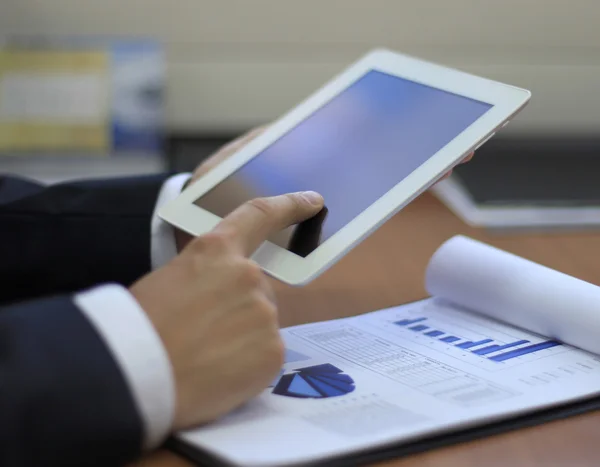 Mãos de homem de negócios com touchpad — Fotografia de Stock