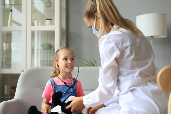 Küçük Kız Kontrol Için Doktorda Doktor Eğlenceli Bir Oyuncak Ayı — Stok fotoğraf