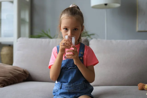 Szczęśliwa Dziewczynka Oferuje Krystalicznie Nieruchomą Wodę Mineralną Szkła Małe Dziecko — Zdjęcie stockowe