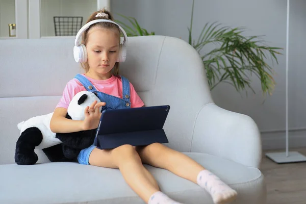 Sorrindo Menina Sentada Sofá Jogando Jogos Online Informações Navegação Web — Fotografia de Stock