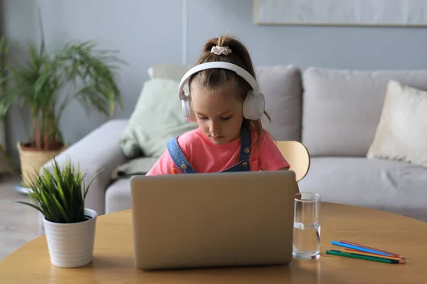 Sorrindo Menina Fones Ouvido Estudo Caligrafia Line Usando Laptop Casa — Fotografia de Stock