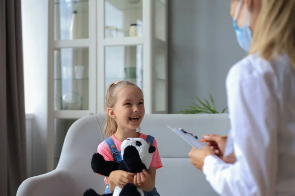 Hastanede Küçük Bir Hastayla Çalışan Bir Doktor — Stok fotoğraf