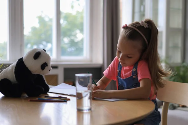 Fille Heureuse Frappante Assise Dans Table Avec Ours Panda Jouet — Photo