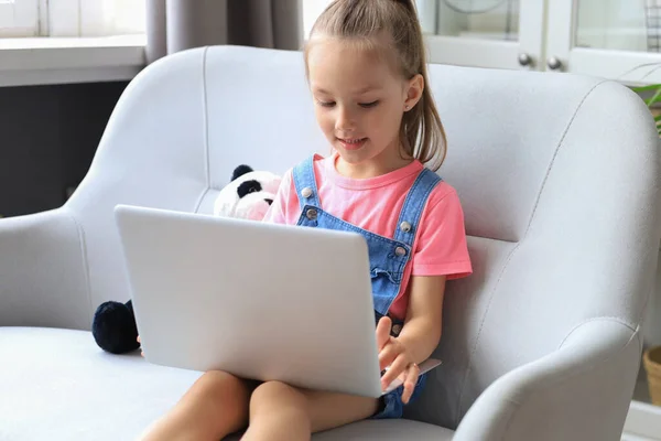 Ensino Distância Menina Alegre Usando Computador Portátil Estudando Através Sistema — Fotografia de Stock