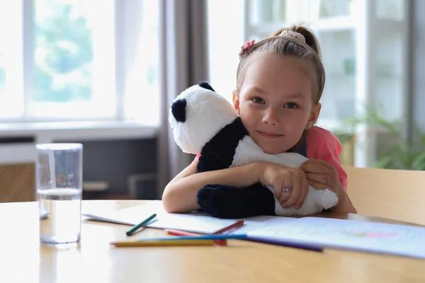 Opgewonden Kind Kijken Naar Camera Knuffelen Haar Speelgoed Panda Terwijl — Stockfoto